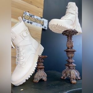 GUESS Orana Combat Boot size 7- white/ivory BRAND NEW